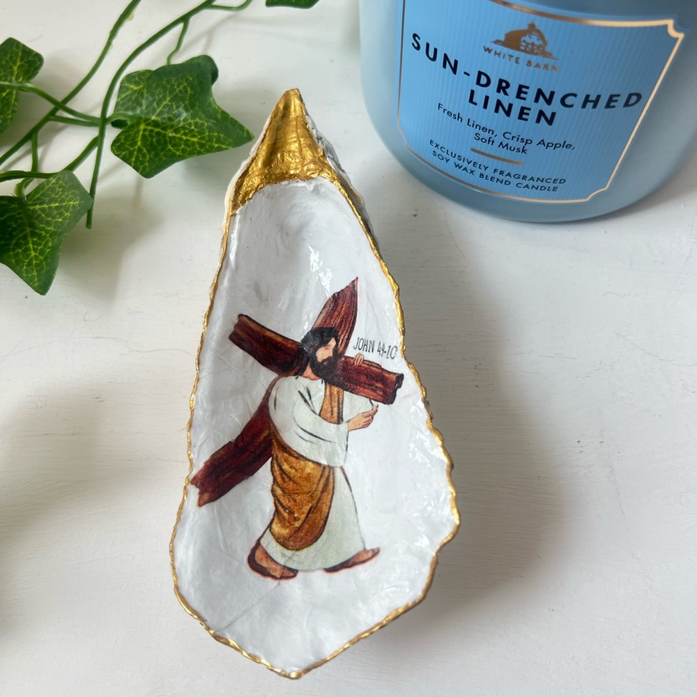 Faith-Inspired Jesus Carrying the Cross Oyster Shell Dish